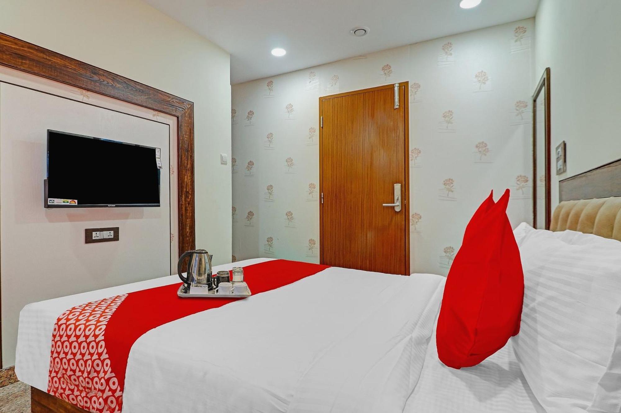 Heavens Inn Near Rasoolpura Metro Station Hyderabad Bagian luar foto