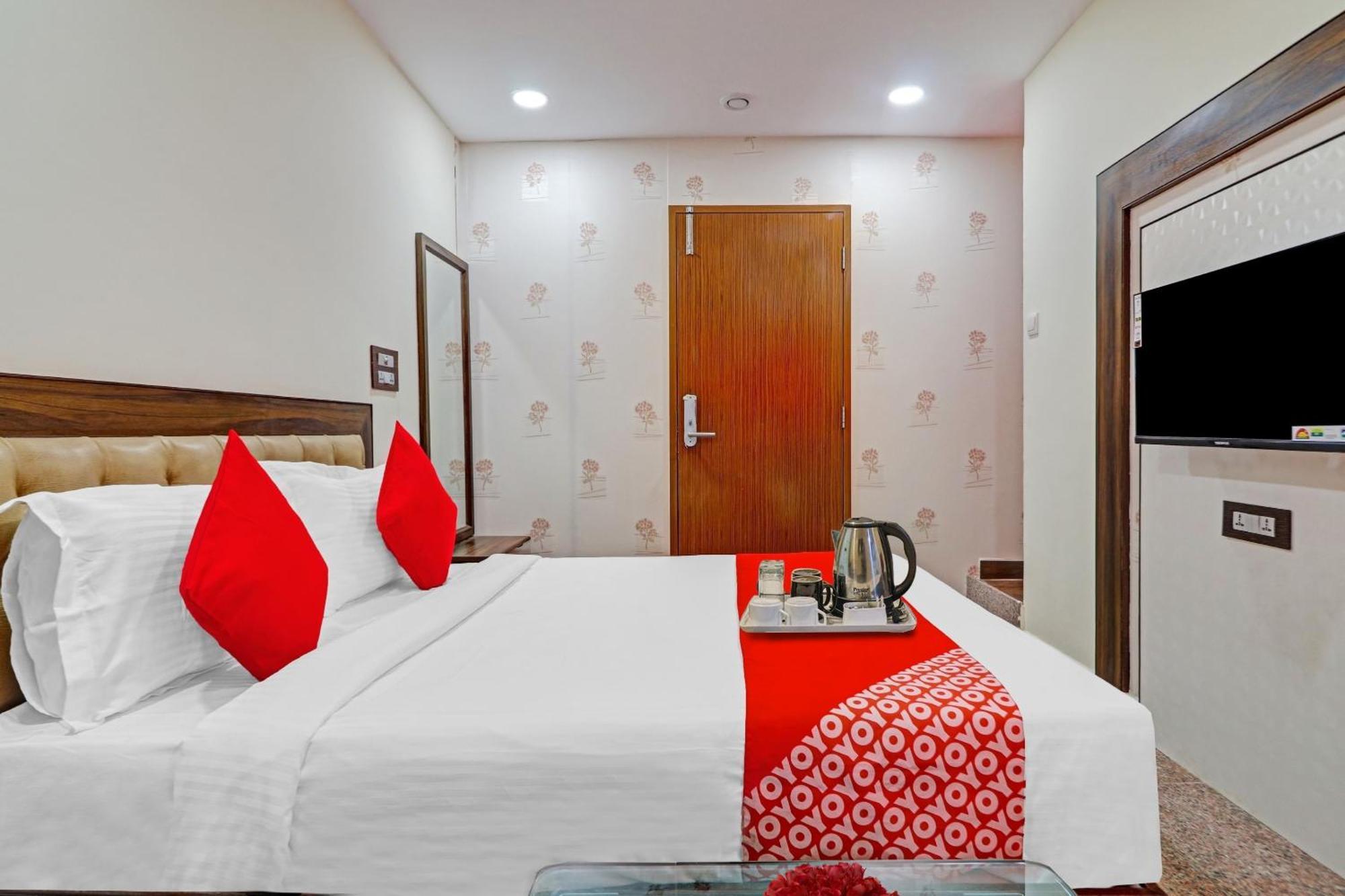 Heavens Inn Near Rasoolpura Metro Station Hyderabad Bagian luar foto