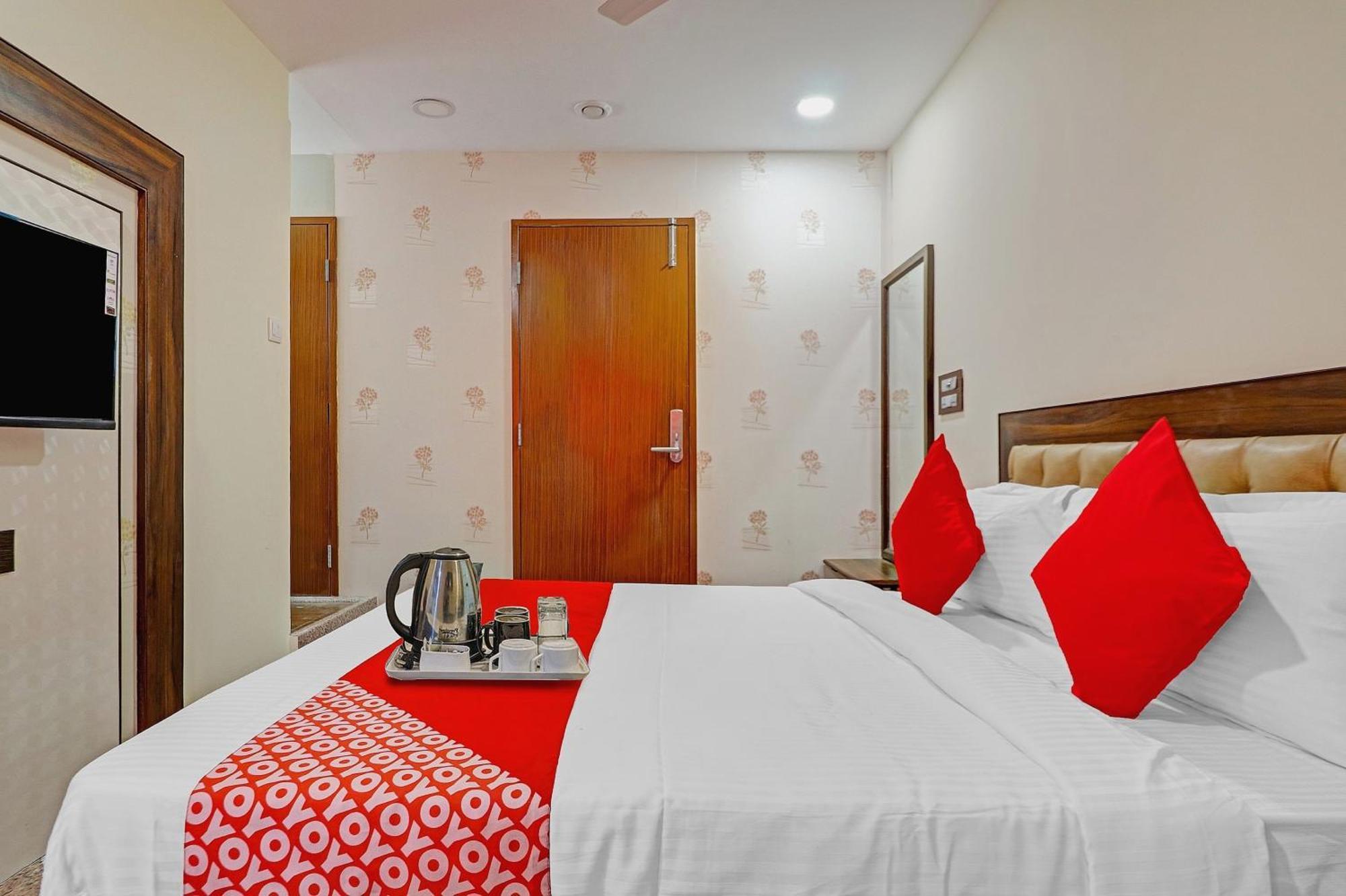 Heavens Inn Near Rasoolpura Metro Station Hyderabad Bagian luar foto